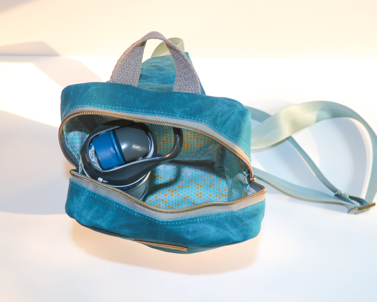 optional mesh water bottle pocket inside the bag