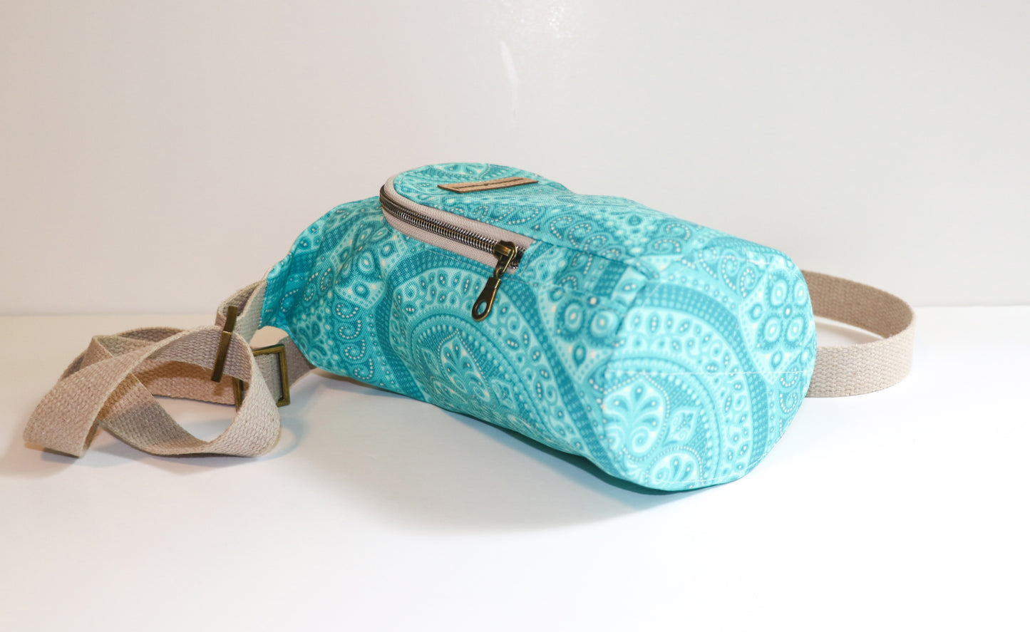 aqua tiles water bottle sling side and bottom view